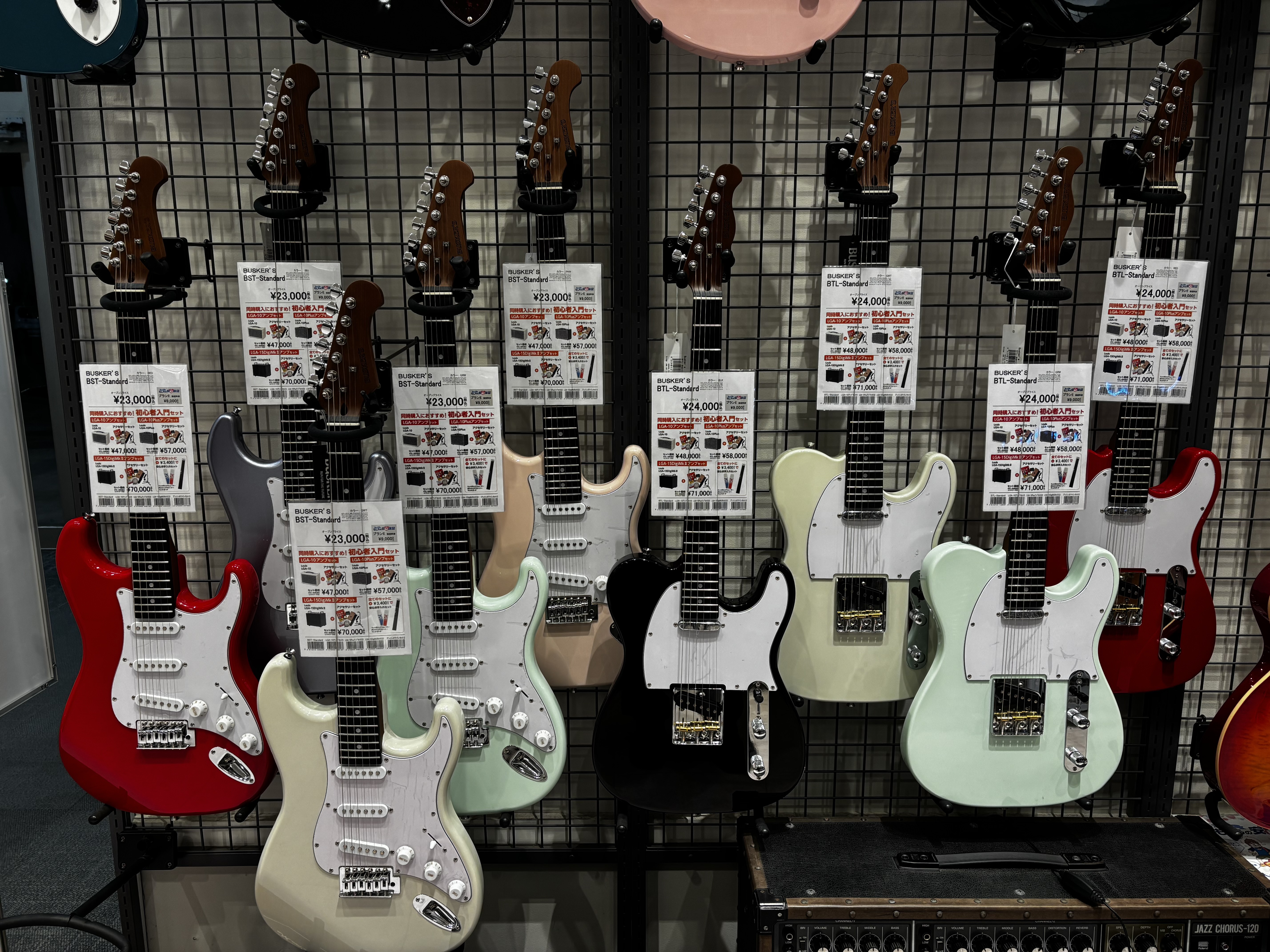 エレキギターを中心に初心者層に向けたギター展示を強化中！ 人気のヤマハやスクワイヤーに加え、コスパに優れたバスカーズやレイドバックを強化展示中！ この春ギターを始めたい方は、ぜひお店に遊びに来てください！