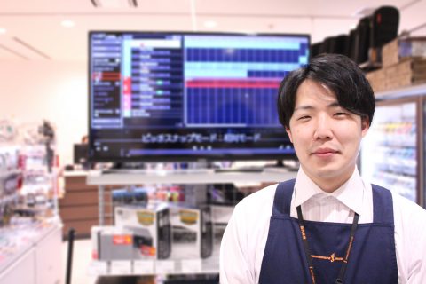 スタッフ写真 担当 デジタル機器全般 楠 晋一郎