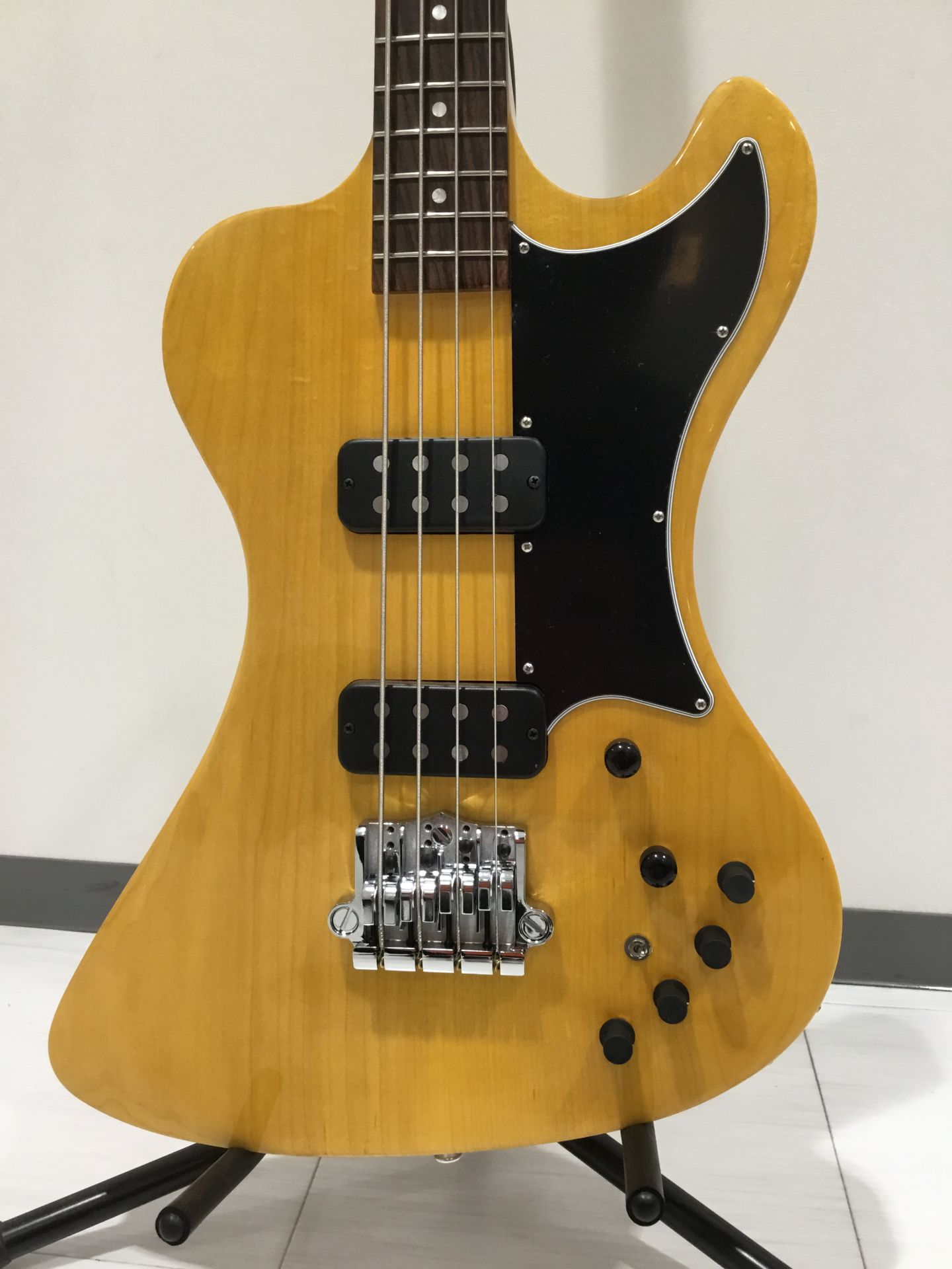 ギブソン RD Artist Bass 2018入荷しました。]]70年代後半に製造されたモデルの復刻です。 【スペック】 ●Series：Limited Run Basses]]●Body：Maple●Neck：Maple●Neck profile：Rounded●Nut width：1.60″● […]