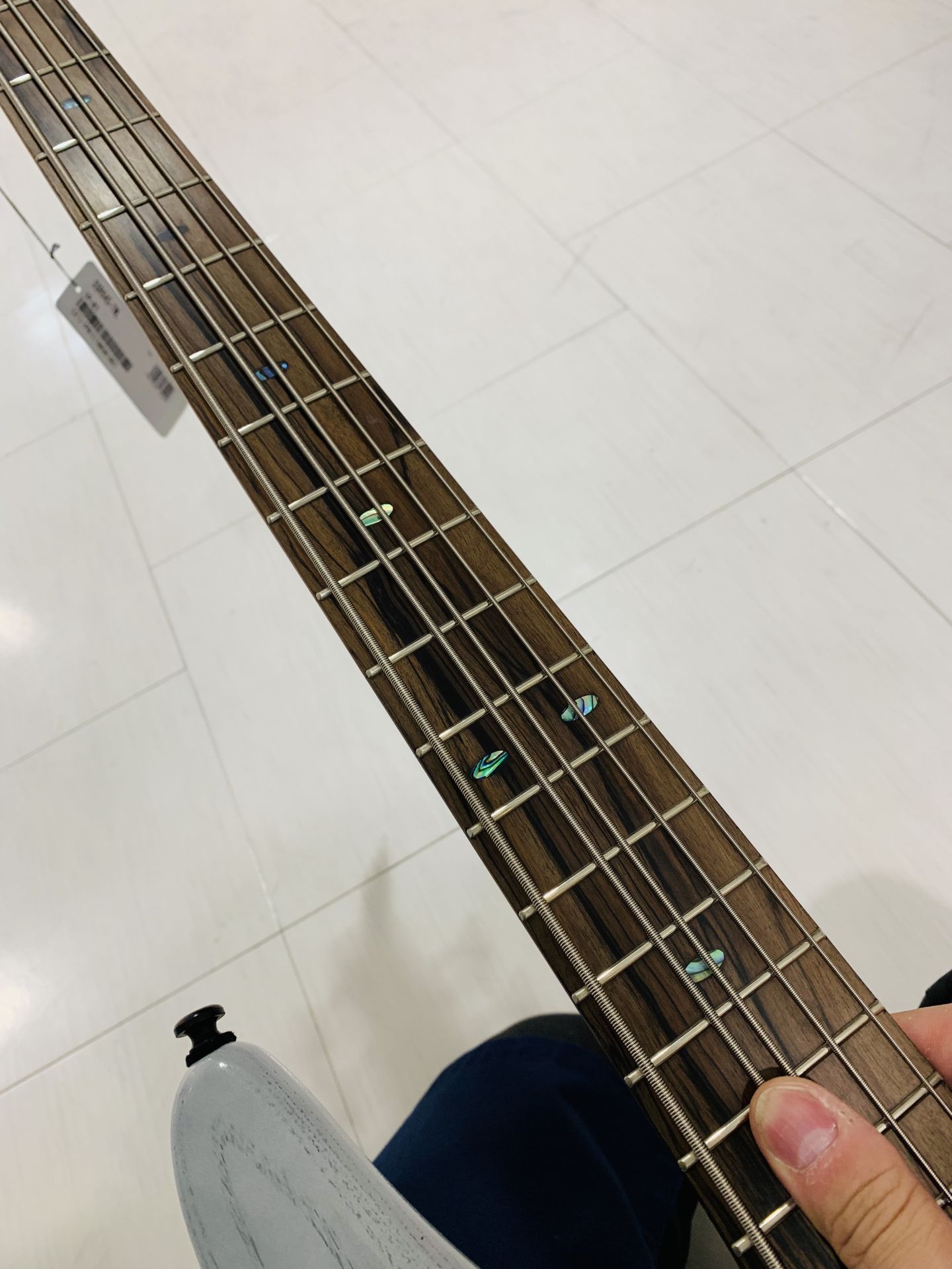 *Ibanez　SSR645 ※熊本パルコ店に入荷した個体の指板、、、美しい！！！！当たりですね！！ 指板サイドには蓄光インレイが施され、電装系はバルトリニ製BH-2ピックアップを2基搭載。 中低音域でタイトさとバランスの良いサウンドを実現しています。 さらに新開発のAccu-cast B500ブリ […]