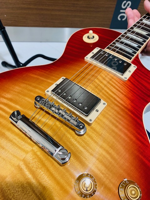 *Gibson Les Paul Traditional 2018 伝説を確立したレスポールは、「パワー」「ルックス」「フィーリング」を備えた最も魅力的な2ハム仕様のエレクトリックギターです。 "Les Paul Traditional"はグリップ感のあるネックシェイプ、ソリッドのローズウッド指板、 […]
