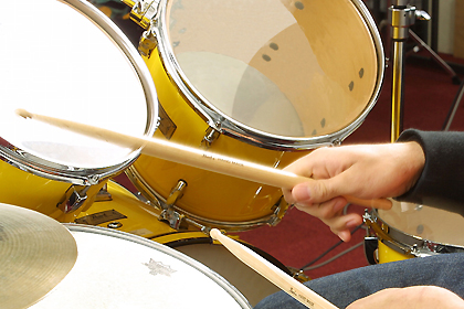 【音楽教室】ストレス解消や健康維持にドラムを叩いてみませんか？
