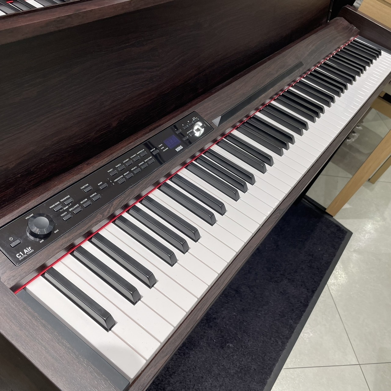 島村楽器COCOSA熊本店電子ピアノコーナーへようこそ✨ 皆さんこんにちは♪島村楽器COCOSA熊本店、ピアノアドバイザーの家入(いえいり)です♪本日は、スタイリッシュなデザインで場所を取らない&Bluetooth搭載で人気の電子ピアノ、コルグのC1エアーの展示特価品をご紹介いたします！ご不明な点な […]