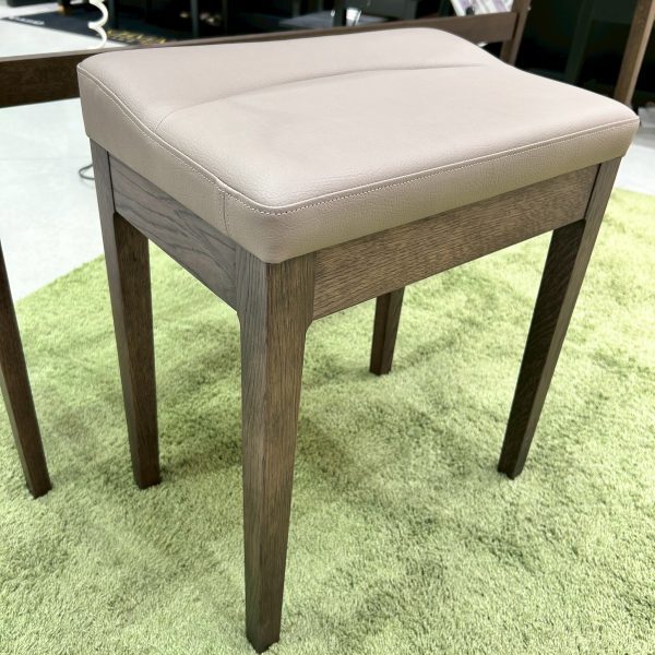 ピアノ椅子もカリモク設計