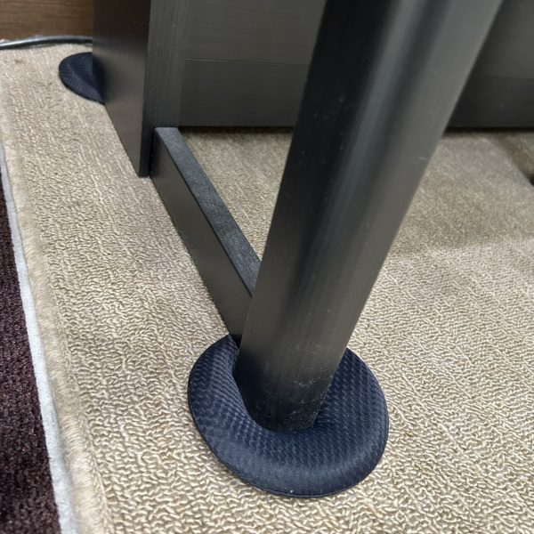 実際に置いてみました。カーペットだと2人～3人がかりで作業が必要ですが、パッドは2人で楽々いけました！<br />
※設置した直後は多少のグラつきが出ますが、1週間から10日程でグラつきは解消されます。