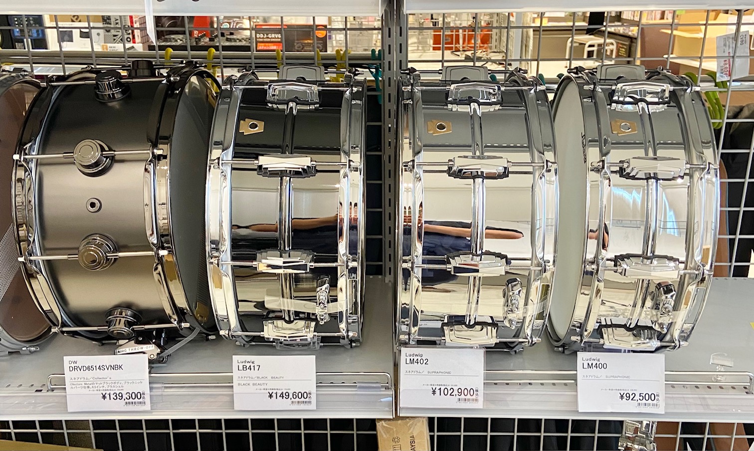 メタルシェルの王道、集めました。 ドラム担当の坂田です。久々の店舗にて開催するドラムフェアですが、今回はメタルシェルの王道かつ超ロングセラーモデルを集めました！代理店変更により、市場に無かったレアなスネアもありますので、是非この機会に手に入れてみてはどうでしょうか？ 新製品情報 気になる新製品も入荷 [&hellip;]