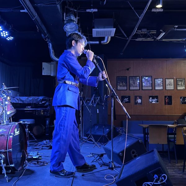 イオンモール熊本店スタッフ土谷さん！衣装もばっちり決めて歌唱！