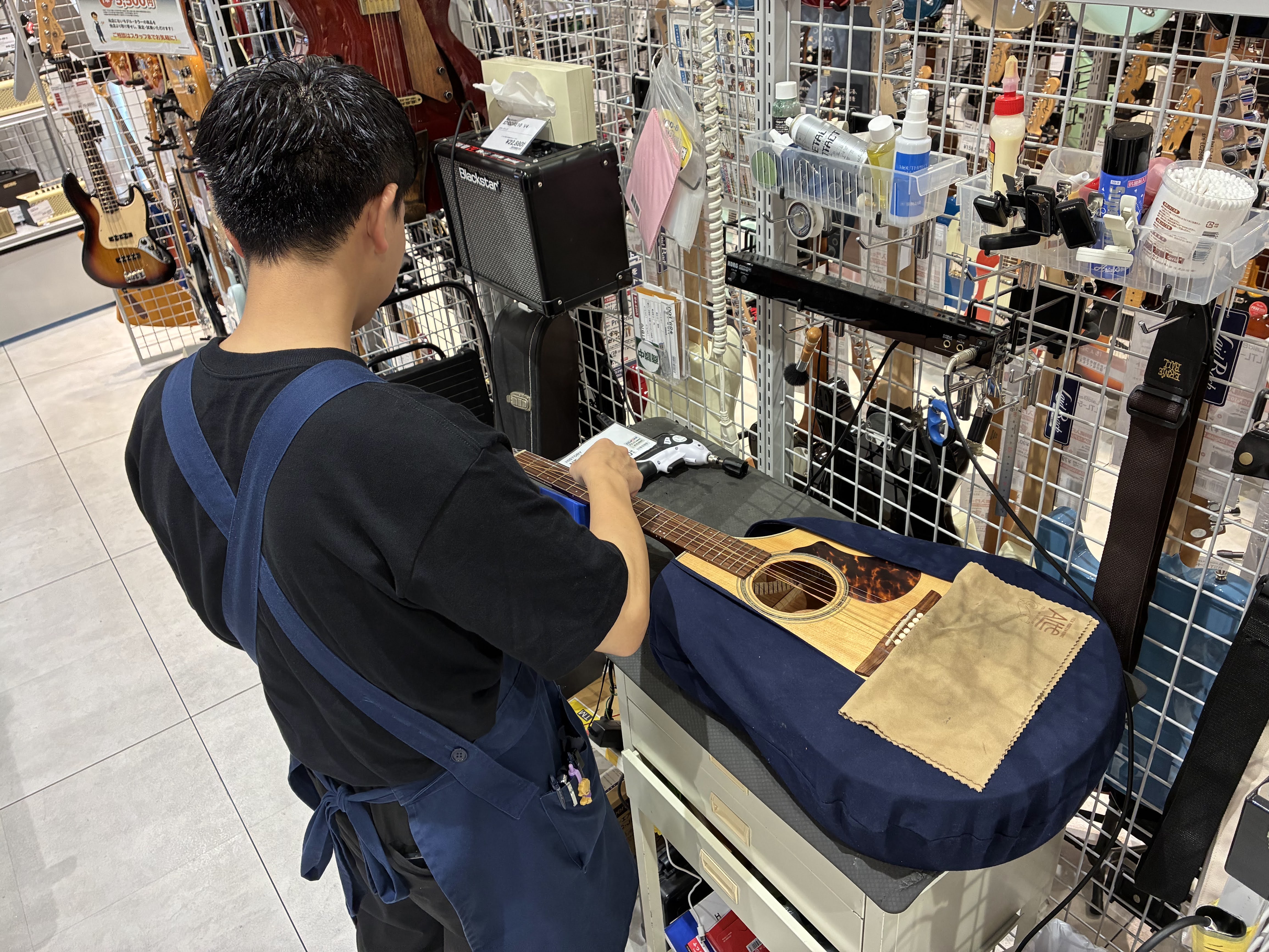 弦交換、メンテナンスなどCOCOSA熊本店へお任せください！ ギターを買ったけどメンテナンスをどうやってすれば良いか分からない、、、 ずっと使っていなかったギターを久しぶりに出したら弦が切れていた！ 買ったときより何か弾きにくくなっているような気がする、、、 などなど、ギターやベースのメンテナンスで [&hellip;]