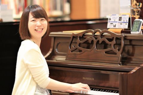 スタッフ写真 ピアノインストラクター 盆子原