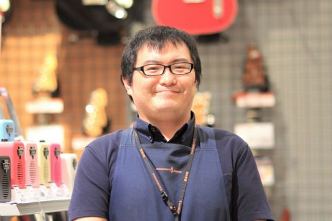 スタッフ写真 エレキギター 山本