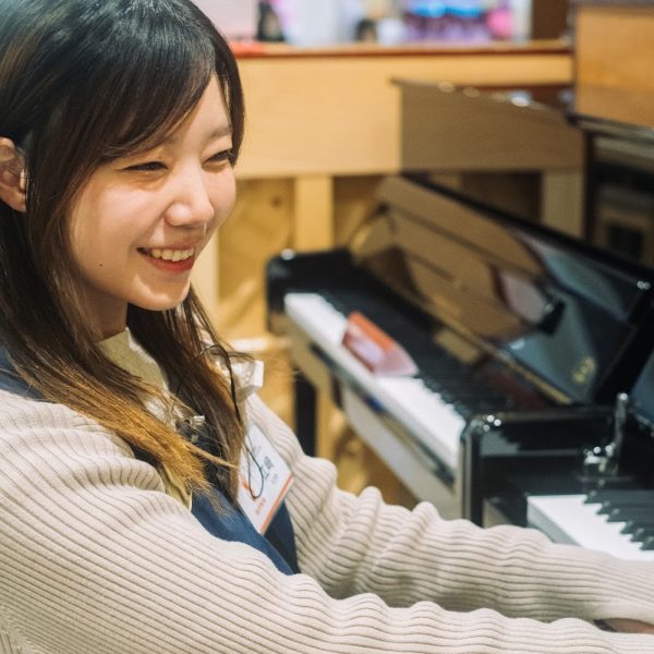 電子ピアノ・シンセサイザー担当<br />
江﨑（えさき）