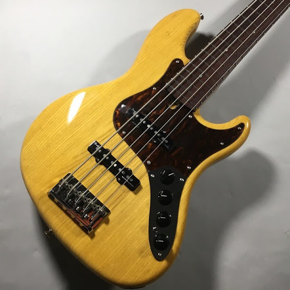 ===z=== *フェンダー創立75周年となる2021年限定生産モデル「2021 Limited Deluxe Jazz Bass V Kazuki Arai Edition」が入荷！！ [https://twitter.com/shima_kurashiki::title=] **無金利・低金利キ […]