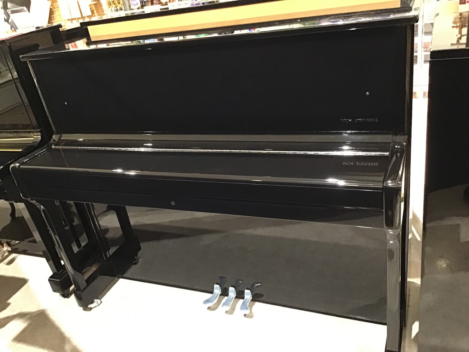 アップライトピアノ/新品STEINBERG　AT18DC