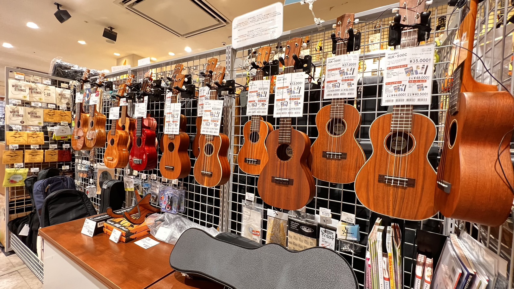 皆様こんにちは！島村楽器イオンモール倉敷店　ウクレレ担当：杉原(すぎはら)です！この度は当店HPをご覧頂きまして誠にありがとうございます！小さいお子様から大人まで、幅広い年齢層の方に楽しんで頂ける楽器「ウクレレ」。今回は倉敷店に新しいウクレレを追加でラインナップ3点をご紹介致します！(以降は以前の投 […]