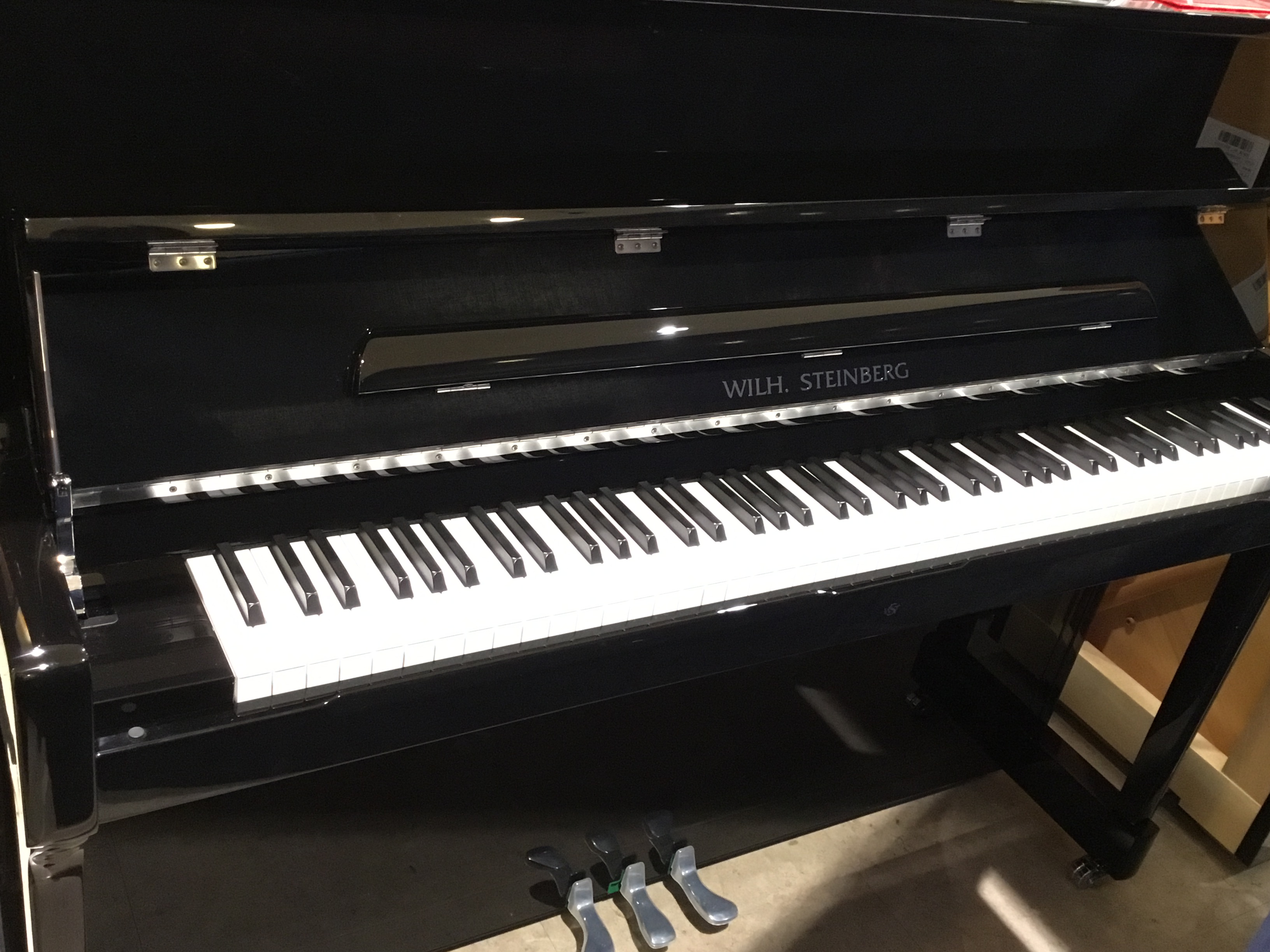 アップライトピアノ/新品STEINBERG　AT18DC