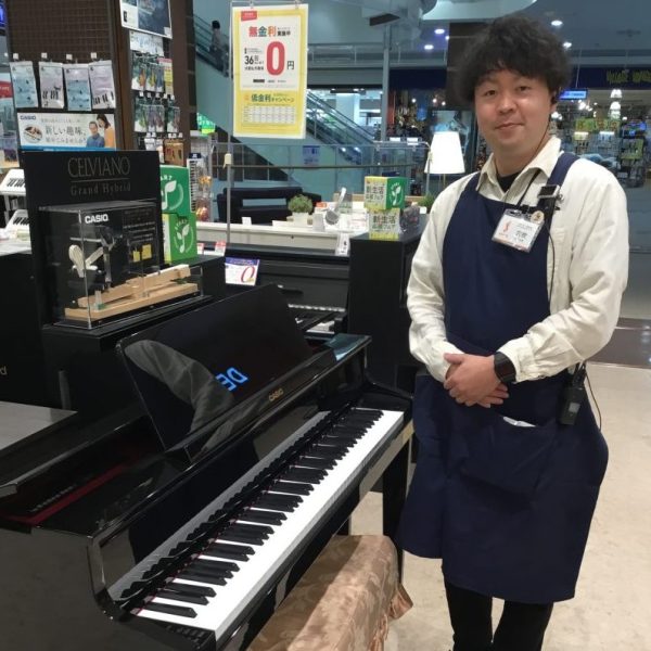 セールスエキスパート　ピアノアドバイザー　穴吹<br />
（綾川店/香川）