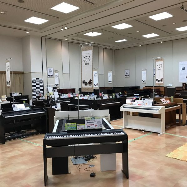 通常よりピアノの展示台数が充実！特に、ご自宅での練習用に人気&おすすめの機種を中心にセレクトしました。メーカー問わず、お気に入りの1台をお選びいただけます。