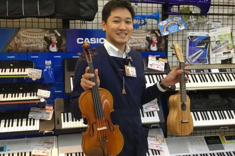 スタッフ写真 音楽教室、ウクレレ、弦楽器、キーボード、防音室 市丸