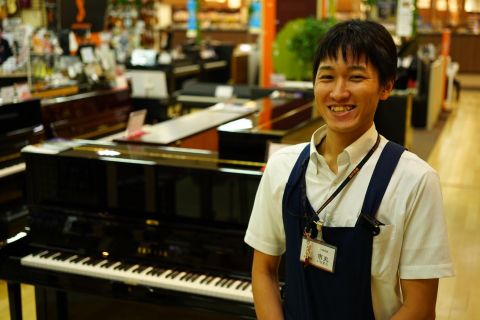 スタッフ写真 音楽教室、ウクレレ、キーボード、ピアノ 市丸