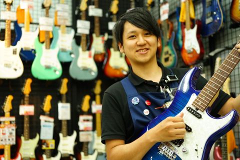 スタッフ写真 エレキギター、ベース、アンプ、エフェクター 前田