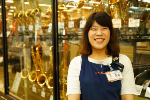 スタッフ写真 管楽器、弦楽器、楽譜 廣瀨