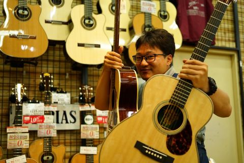 スタッフ写真 アコースティックギター、ギターアクセサリー全般、イベント担当 龍