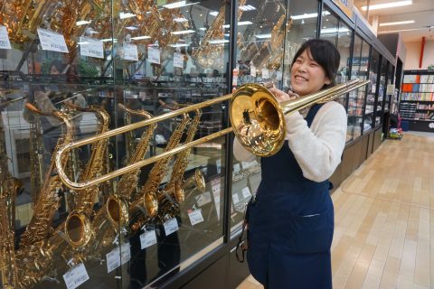 スタッフ写真 管楽器、弦楽器、楽譜 廣瀨