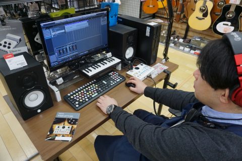スタッフ写真 副店長、アコースティックギター、ギターアクセサリー 高倉