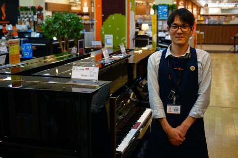 スタッフ写真 ドラム、ピアノ 菊野