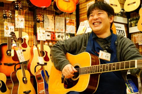 スタッフ写真 副店長、中古業務、防音室、ウクレレ 高倉