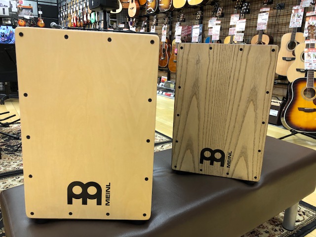 *MEINL / MCAJ100BK ボディに木材の繊維を固めたMDF（ウッドファイバーボード）を採用し低価格を実現しながらも、スナッピーの鳴りのよさ、全体にバランスの取れた扱いやすいサウンドにまとまっており、これでいてケース付きという驚異のコストパフォーマンスとなってます！打面がメイプル材(写真手 […]