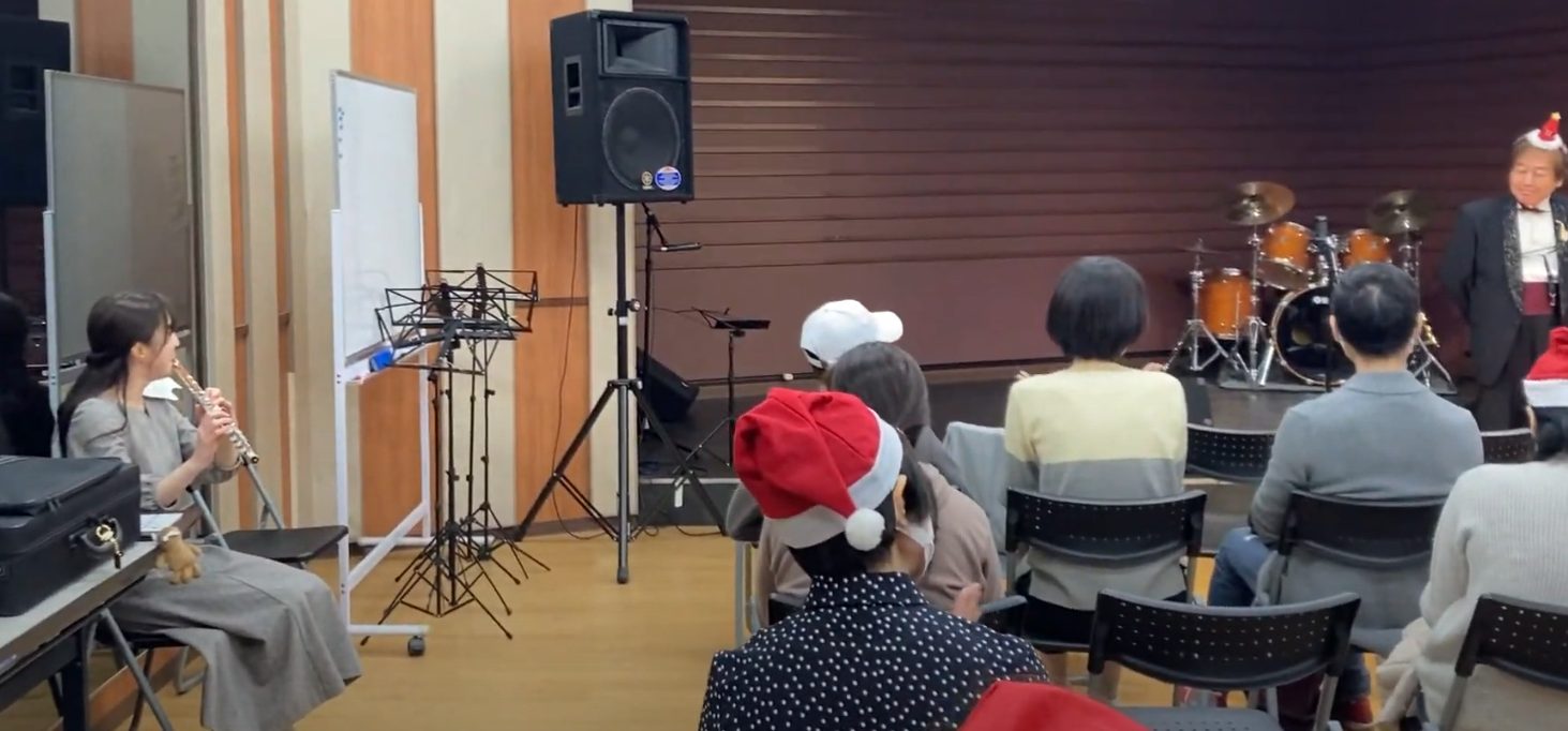 フルート講師:福村先生がハッピーバースデーをなんと生演奏!演奏に合わせ皆さんにも歌っていただきました!