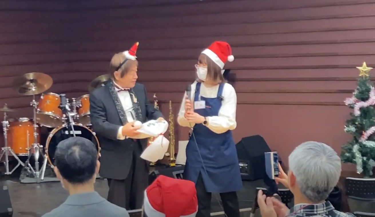 プレゼントも喜んでいただけたようです・・!!皆様、一緒に歌も歌っていただきありがとうございました!(^^)!
