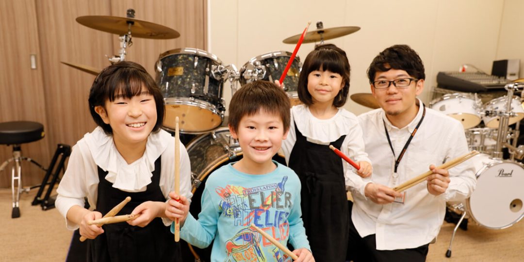 ドラムは「叩く」という一見シンプルな演奏方法ですが、演奏する姿がかっこよく、男の子にも女の子にも大人気！レッスンでは音楽の基礎やリズムも習得していきます。未来のスーパースターを目指して、子どもの可能性は無限大、やりたいことから始めてみましょう！ CONTENTS島村楽器の「キッズドラム教室」どんなレ […]