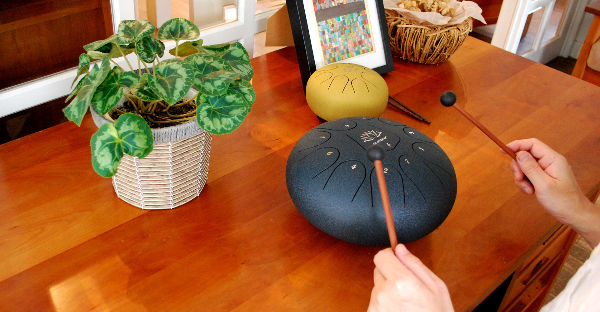 CONTENTSタングドラムって何??ラインナップ紹介OTTG-10/BKOTTG-06/GDOTTG-03/BK・BL・SVお問い合わせタングドラムって何?? タングドラムは、スリットドラムとも呼ばれ、体鳴楽器に属する比較的新しい楽器です。キーの形状が舌 (タン)に似ていることから、タングドラムと […]