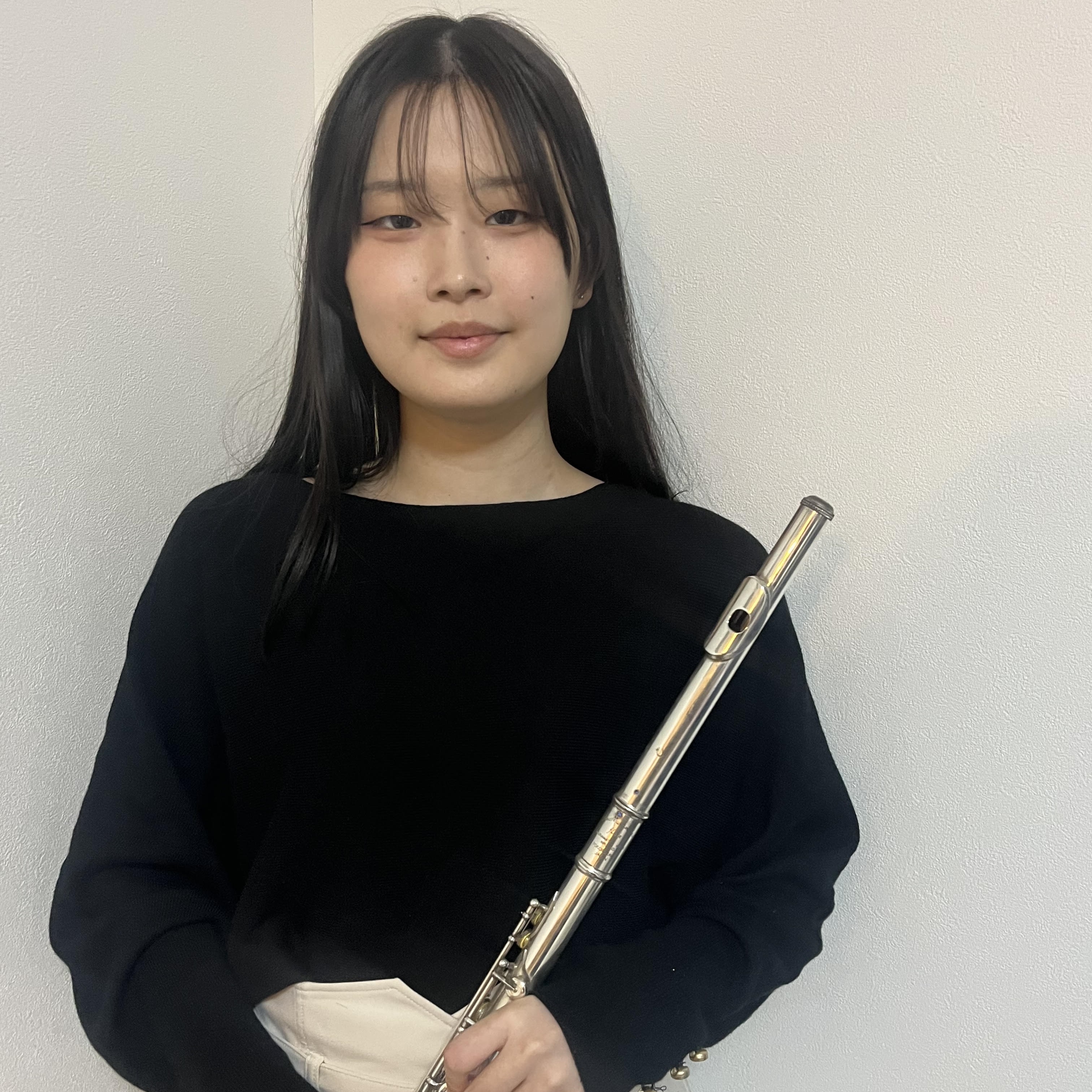 CONTENTSプロフィール講師へのインタビューお問い合わせプロフィール 講師へのインタビュー フルートの魅力を教えてください フルートの魅力は何よりもその澄んだ音色だと思っています。柔らかく優しい響きから、華やかでキラキラとした輝かしい音まで幅広く表現でき、聴いてくださる方の心に寄り添える楽器であ [&hellip;]