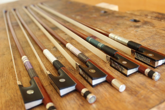 弦楽器アドバイザーの市丸（いちまる）です。バイオリン弓の展示を開始しました！ 音を鳴らすための棒ではありません！正直バイオリン本体を選ぶよりも奥が深いのが弓選びです！弓を変えただけで今まで出せなかった音が簡単に出せる！と喜ばれるお客様が多いです♪ 1年練習してようやく出せる音が、弓を変えただけで出せ [&hellip;]