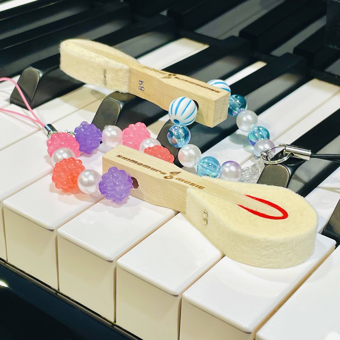 CONTENTSピアノのハンマーを使ったかわいいキーホルダー作りイベント詳細お申込み/お問い合わせピアノのハンマーを使ったかわいいキーホルダー作り アコースティックピアノの中に入っている「ハンマー」とビーズを使って、世界に一つだけのオリジナルキーホルダーを作りましょう！ 作り方はとっても簡単！お好き [&hellip;]
