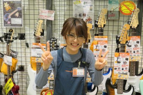 スタッフ写真 アコギ・ベース・カホン・シンセサイザー 山本