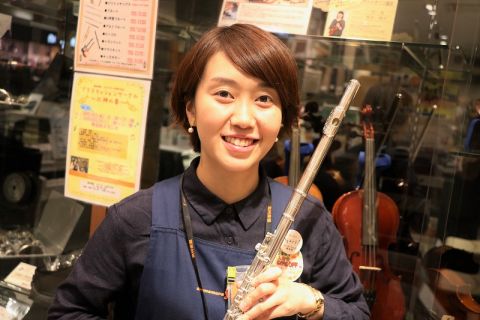 スタッフ写真 副店長/管楽器シニアアドバイザー・弦楽器アドバイザー/ピアノ・電子ピアノ・弦楽器 石嵜