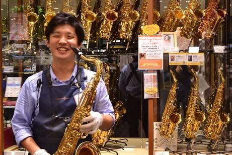 スタッフ写真 アコースティックギター 河野