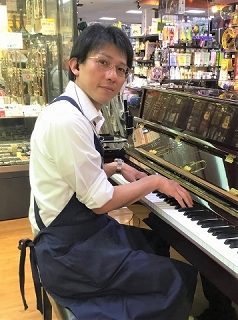 スタッフ写真 店長 ギターアドバイザー、エレキギター 稲葉