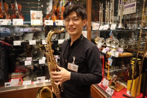 スタッフ写真 担当:アコースティックギター、管楽器 ピアノ・ギター・管楽器アドバイザー 河野