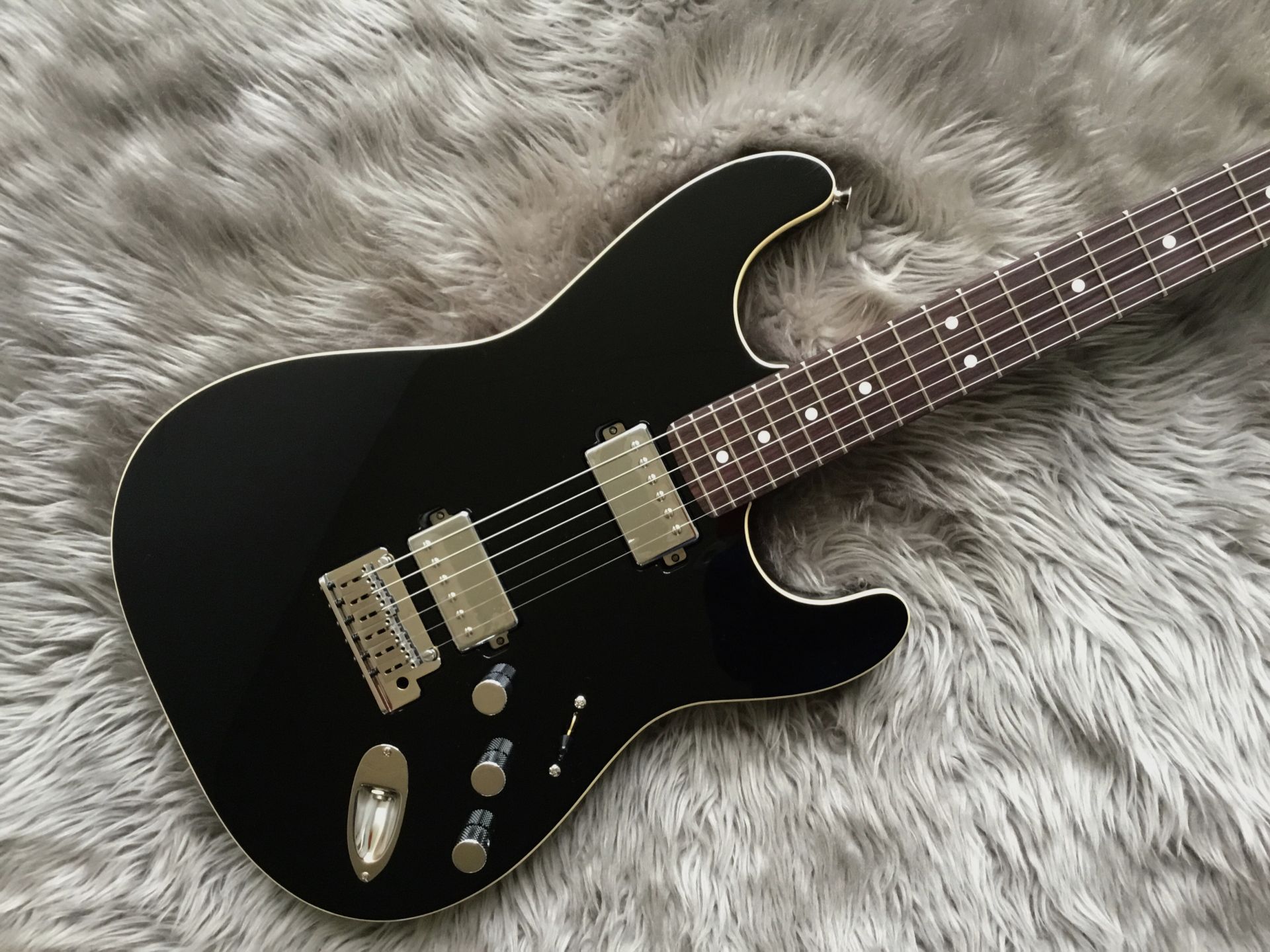 【商品紹介】モダンなサウンドにもピッタリ！Fender Modern STRAT RW HH