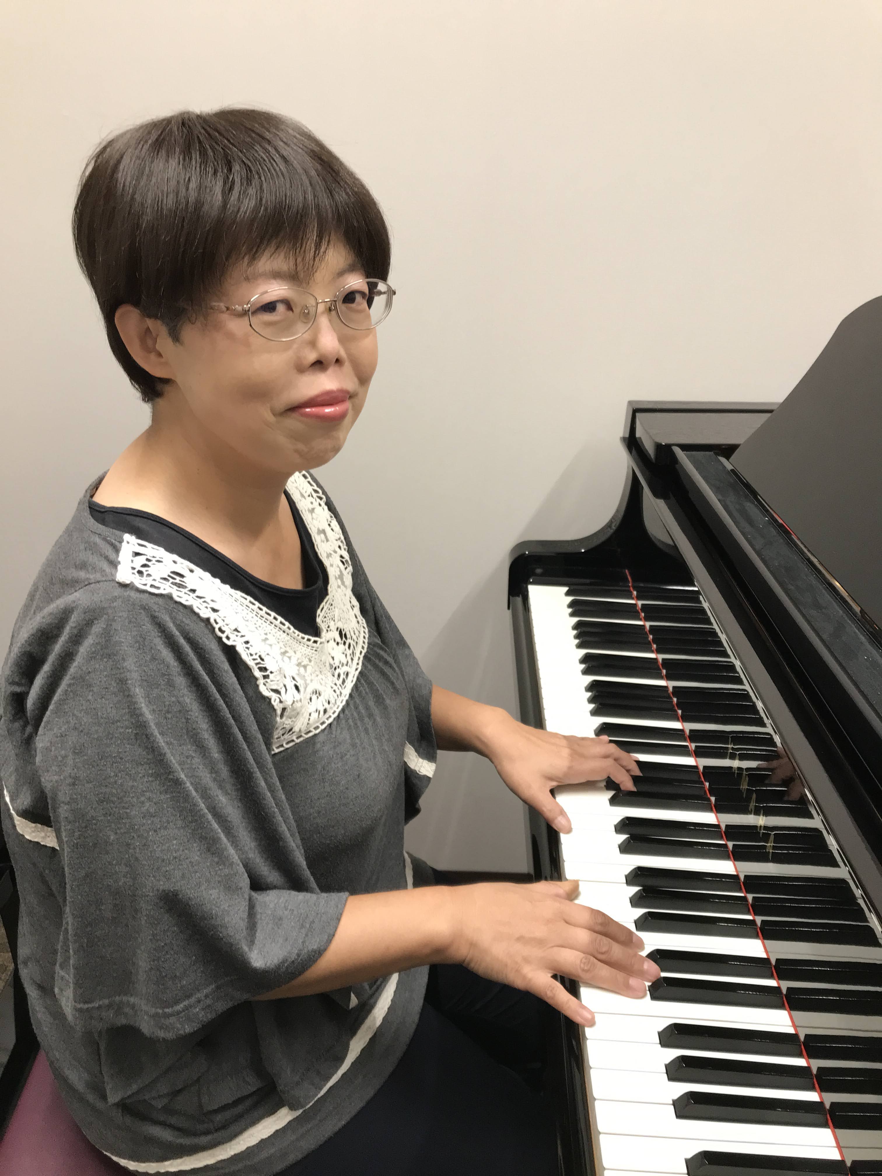 CONTENTS先生にインタビューしてみました！コース概要レッスンルームのご紹介体験レッスンお申込・お問い合わせ先生にインタビューしてみました！ ピアノはいつから始めましたか？また、始めたきっかけは何ですか？ ピアノを習い始めたのは4歳からですが、習う前から、両手で弾いていたそうです。私が赤ん坊の頃 […]