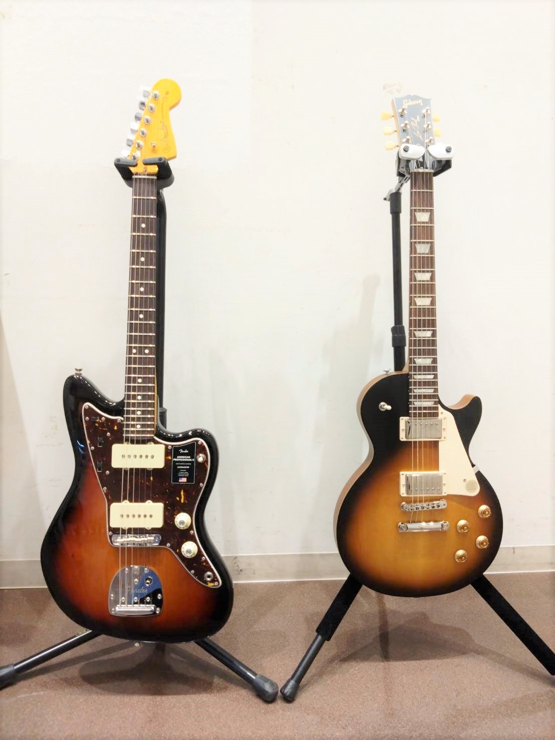 この度Fenderの『AMERICAN PROFESSIONAL II JAZZMASTER』及び『Gibson Les Paul Tribute Satin』が入荷しました。どちらも希少な商材ですのでこの機会をお見逃しなく！ 今回入荷した商品はこの2点！