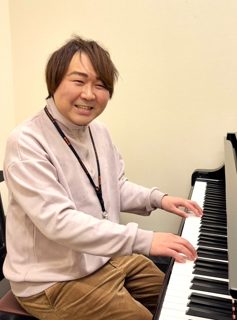CONTENTS講師へのインタビューコース概要レッスンルームのご紹介発表会イベント紹介よくあるご質問お問い合わせ・体験レッスンのお申込講師へのインタビュー ピアノを始めたきっかけは何ですか？ 母親が私に絶対音感があることに気付きレッスンに通い始めたのがきっかけです。 ピアノの魅力は何ですか？ 水のよ […]