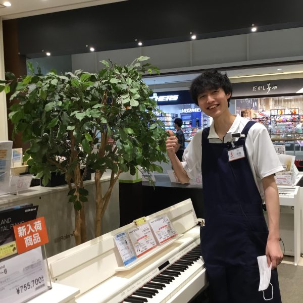 中里（なかさと）さん<br />
現役の作曲家さんでいらっしゃいます。楽器屋さんと2足の草鞋？で活躍しています！