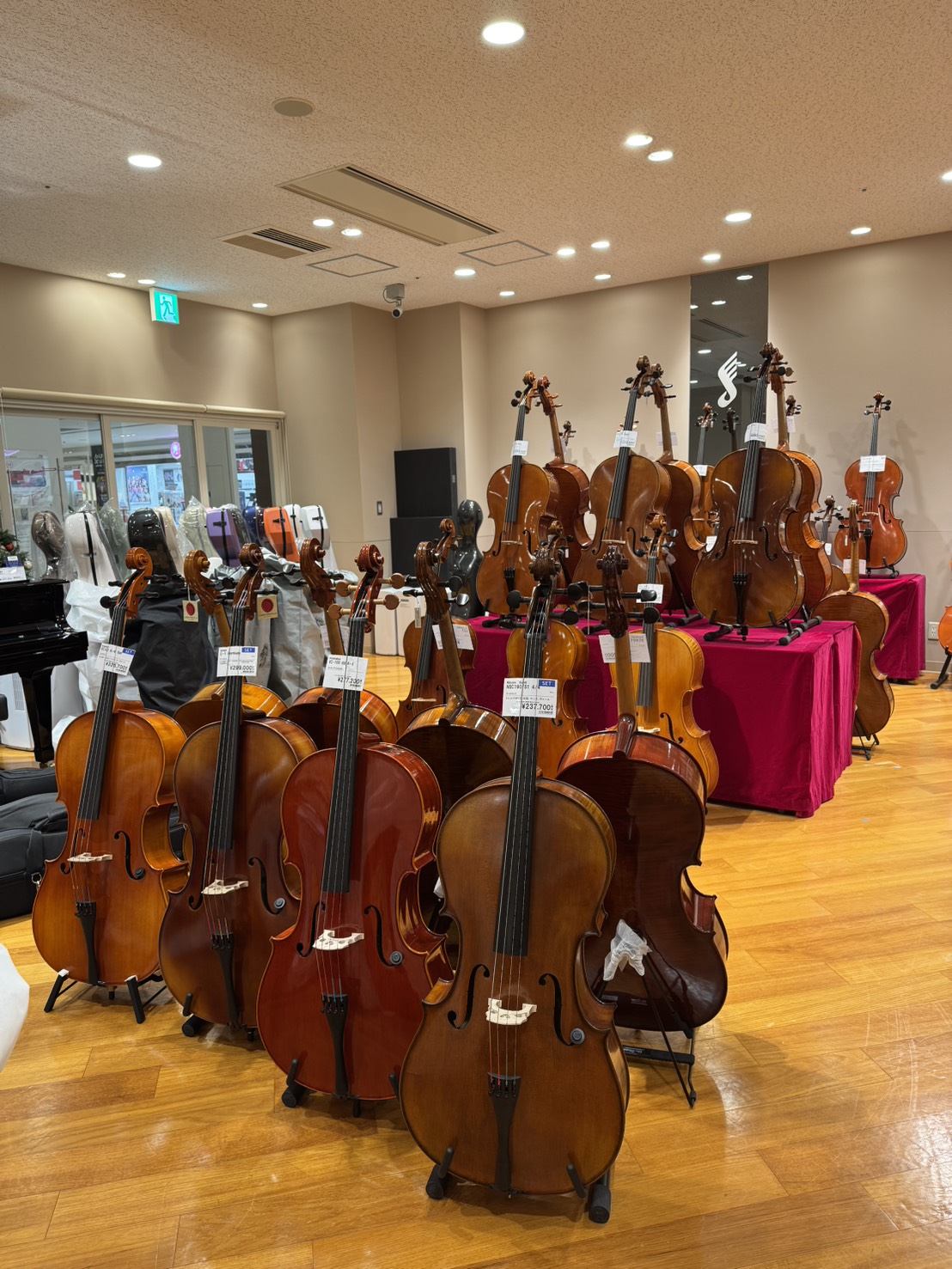 こんにちは。明日から開始されるチェロ大展示会の準備のお手伝いをしに、スタッフ門（かど）がグランフロント大阪店までお邪魔してきました！ CONTENTSどんなイベント？今回の展示会の様子を大公開！！！ご来場の流れこの記事を書いた人どんなイベント？ とにかくチェロだけをたーーーーくさん集めた、チェリスト […]