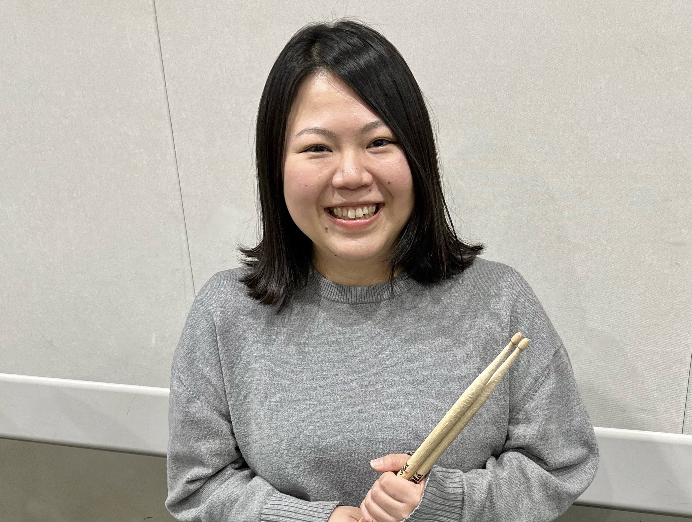 CONTENTS講師プロフィール4月体験レッスン日先生にインタビューしてみました！コース概要お問い合わせ講師プロフィール 8歳でドラムと出会い、17歳から本格的にドラムを始める。所属バンドではフェスなど大きなステージでの演奏を経験。 ポップスやロックを中心に、パワフルで歌心のあるドラミングには定評が [&hellip;]